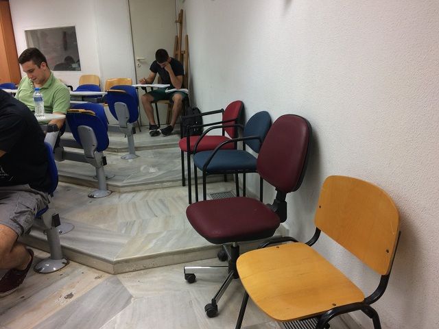 Καρέκλες στους διαδρόμους του μοναδικού αμφιθεάτρου 90 θέσεων του τμήματος Μηχανολόγων Μηχανικών για να χωρέσουν 100 φοιτητές, ενώ κάθε χρόνο εισάγονται 120