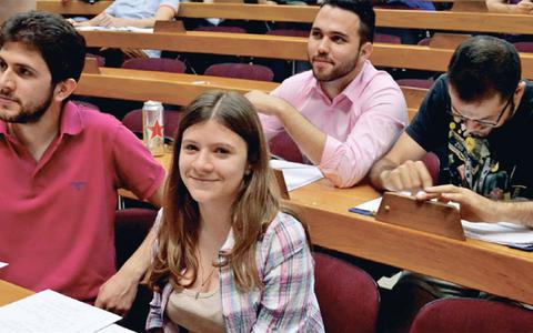 Οικονομικό Πανεπιστήμιο: Οι φοιτητές μονομαχούν σε πύρινα ντιμπέιτ