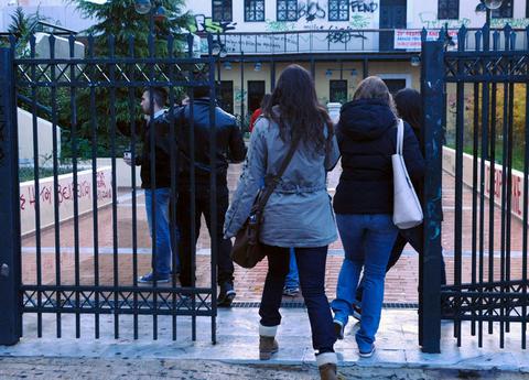 Χρεοκοπούν τα ελληνικά πανεπιστήμια «Χρεοκοπούν» τα ελληνικά Πανεπιστήμια και ΤΕΙ - Απειλούνται με λουκέτο βασικές λειτουργίες