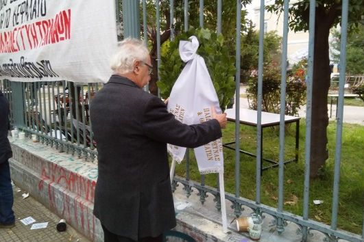  Στην πύλη έξω από το Πολυτεχνείο κατέθεσε το στεφάνι ο Υπουργός Παιδείας γιατί φοιτητές τον εμπόδισαν