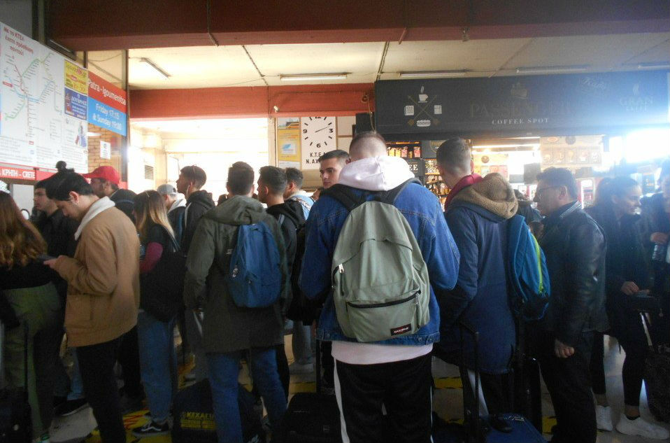  Αποχωρούν οι φοιτητές της Πάτρας μετά το κλείσιμο του Πανεπιστημίου Πατρών και τις εξελίξεις με τον κορωνοϊό