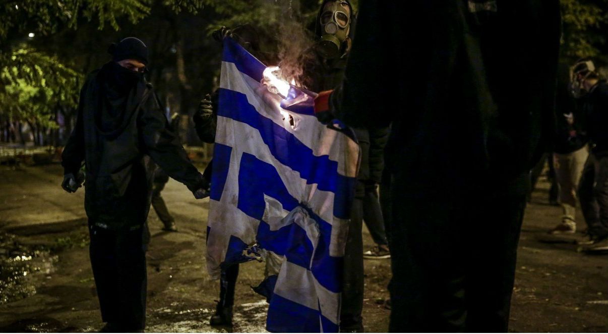  Έκαψαν την ελληνική σημαία στο Πολυτεχνείο (φωτό)
