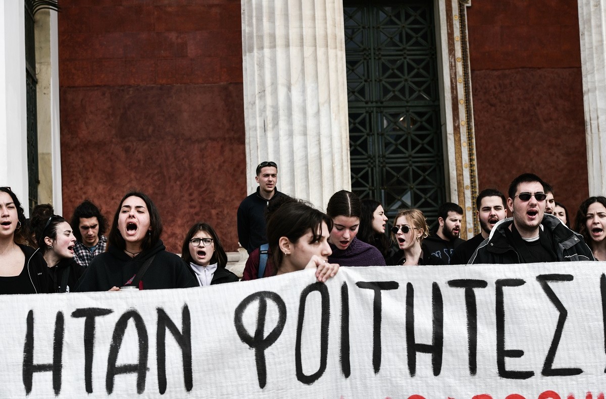  Στους δρόμους φοιτητές και καθηγητές / Ζητούν δικαίωση για τους νεκρούς στα Τέμπη