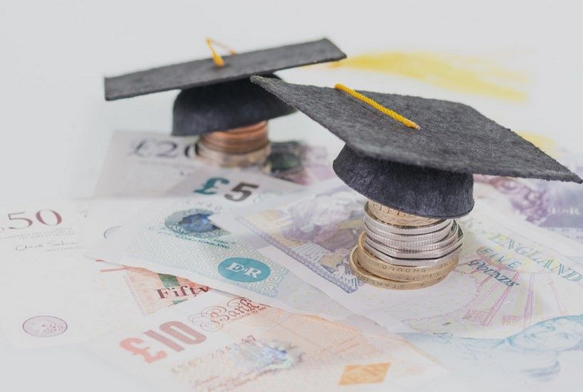  Σπουδές στην Αγγλία: Καμία αύξηση στα Δίδακτρα, παροχή φοιτητικών δανείων (ΤΙ ΙΣΧΥΕΙ)