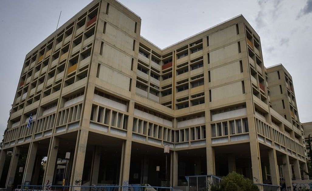 Μεσίστια η σημαία το κτήριο της Φιλοσοφικής Σχολής Αθηνών