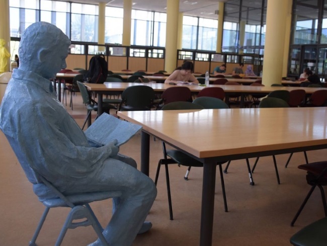 ΑΠΘ: Φοιτητές έγιναν αγάλματα και κλέβουν τις εντυπώσεις στη Βιβλιοθήκη
