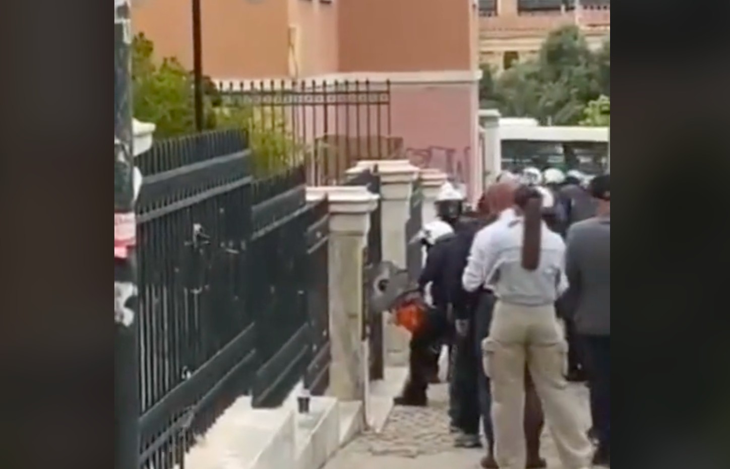  Η αστυνομία με τροχό εισβάλει στη Νομική Σχολή Αθηνών για τον τερματισμό της κατάληψης / ΒΙΝΤΕΟ-ΦΩΤΟ
