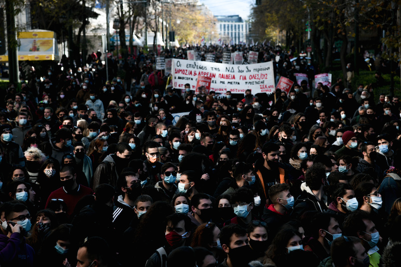  Φοιτητές διαδηλώνουν στο κέντρο της Αθήνας κατά του Σχεδίου Νόμου για τα ΑΕΙ