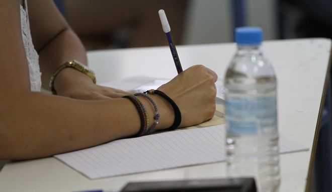 Panelladikes 2021 Poies Hmeromhnies Prepei Na Kanoyn To Self Test Oi Ypopshfioi Me Maska Stis E3etaseis