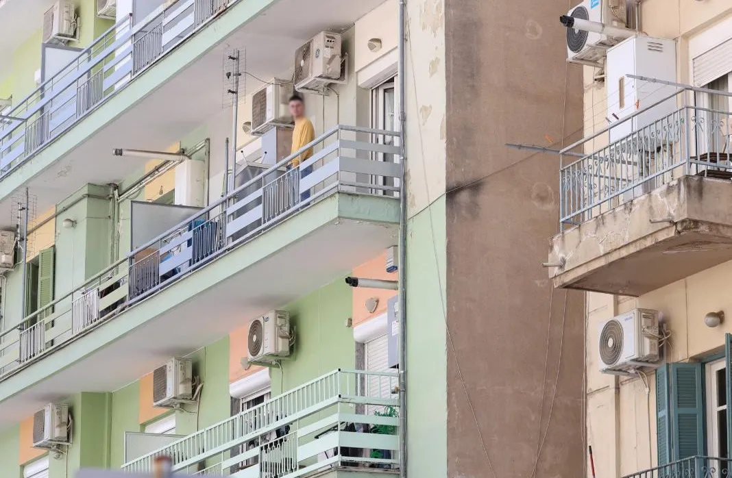 φοιτητή Θεσσαλονίκη Πετούσε αντικείμενα διαμέρισμα
