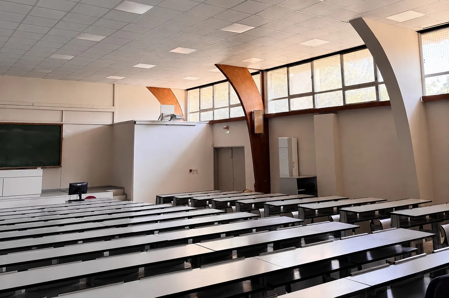 Νέα στέγη και ανακαινισμένα αμφιθέατρα στο ΕΚΠΑ – Ολοκληρώθηκαν οι εργασίες αναβάθμισης